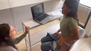 Bekapcsolt kamera alatt nyaldossa a puncimat a csajom munkaértekezleten