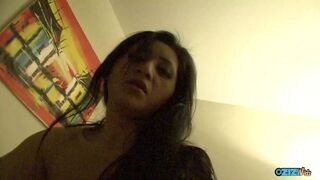 A pásztoróra előtt az arcába spriccelő gigászi cicis afrikai kishölgy punciját kaszabolja a bőrös virsli