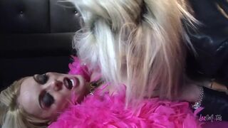 Forró világos szőke leszbi pinája reszket meg a barinő nyelvétől és a vastag műfarokkal