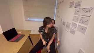 Az orvostanhallgató kiscsaj megcsal engem, és meztelenül kötünk ki az irodámban