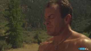 A döngölés lovaglása megvadítja a gigászi csöcsű brúnét, megállnak fordított cowgirlért és arcra permézve