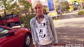 Utcán bujálkodás német benzinállomáson: pov milf oboázás