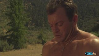 A motocross legenda leteszi a motort, hogy arcba élvezze a hamis keblű brúnét