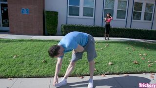 Demi Sutra kívánatos csavart tánccal csábítja Sam Shock izmos farkát