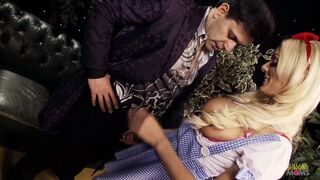 Semmi nem tesz boldogabbá e vékony méretes tőgyes lányt, mint ha farkon lovagol