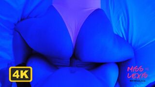 Forró dél amerikai nej kolosszális mellekkel és csini fennékkel élvezi a vad dugást