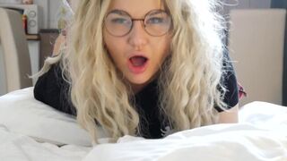 Orosz popó fiatalasszony imádja, ha feszes popsikáját nyújtják meg