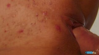 Nagyméretű popsikás vörös fiatal ugrál kíméletlen fészen mélytorok orál után