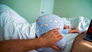 Nevelő hugocska felébred és segít a testvérnek élvezni a pornó nézése közben – beleélvezéses kufircolás