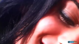 Doggy hajón taszítja a világos szőke pici didkós milf-et a perem szélére