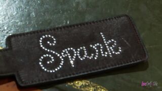 Minden hibáért megbünteti a leszbi világos szőke milf főnöke egy jó alapos fenékveréssel