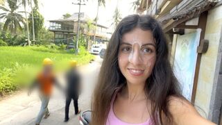 Aranyos tinédzser szuka nyaldossa a hamburgerét az arcára fröccsent ondó közben közkifőzdében