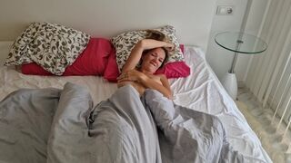 Fullos fószer megbassza a haver feleségét, miután az lelépett, és pov videót készít neki