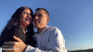 Tüzes tinder kiscsaj a parkban, aki nem törődik semmivel