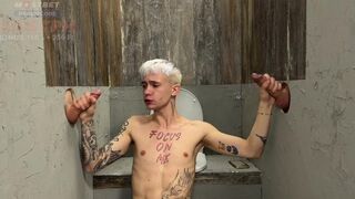 42: a csóka nem számított rá, hogy száját és popsiját átfúrják ezeken a wc-lyukakon