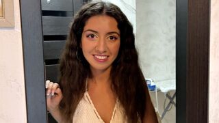 A szomszéd tinédzser betört hozzám, levette a bugyiját és megkínált a forró puncival