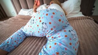 Nyitott ajtónál pornót nézve csábítja a nevelő apját a pici cafka lánya