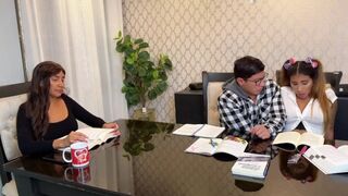 A dadus észre sem vette! a nevelő hugit kettyinteni sokkal izgalmasabb, mint a tanulás