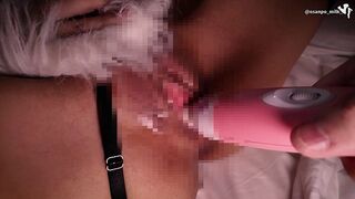 Csupasz szépség vadul kupakol kutyapózban, beleélveznek és műfütyivel izgatják a punciját! őrült ahegao extázisban, forró pov-ban!