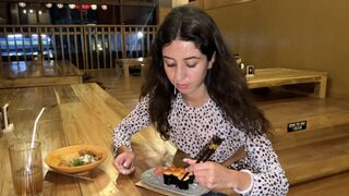 Arcára élveztem egy pipi pincében, aki cumos arccal falatozik sushi gurigákon