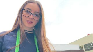 A kávézó lánya autóban szívja ki a golyóimat