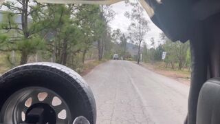 Adrenalinlöket után vad lezbi pásztoróra a szabadban