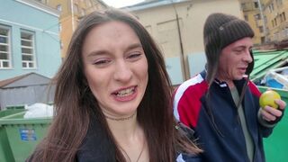 Sokkoló! undorító! egy hajléktalant kupakol a tini!