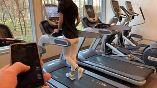 Nyilvános maszturbáció a teremben műdákóval a fitnesz közben 3. rész