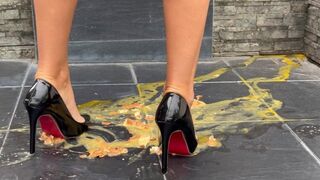 Lábimádatos fiatal szajkó zúz high heelben asmr hanggal