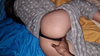 Szexi és kanós brit iskolás szuka a házamban, és rajtakapom, ahogy fekszik