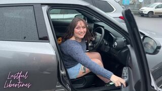 Szépkorú milf házastárs telelőve telefonálás közben a férjével