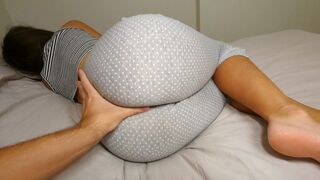 Gyönyörű milf az ágyban a szomszéddal, amíg a férje nincs otthon