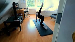 Fiatal fitnesz kishölgy ujjazza magát, majd keményen megbasszák