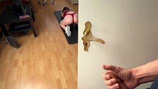 Diáklakásban villantott fasz: egy bűbájos fősulis spiné nem tud ellenállni a durva farkamnak