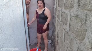 Filipina kisasszony kinti fürdés közben keményen megrakva