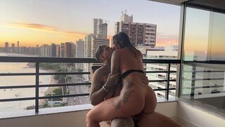 Tengerparti szeretkezés egy fullos tinivel, aki telelövi a pináját