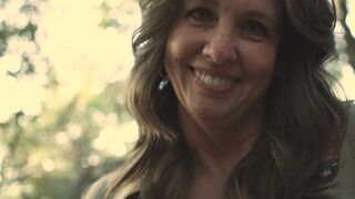 Bájos szépkorú milf parkőr kamatyol egy tini túrázóval - roxy, a parkőr