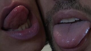 Bájos nevelő anya csókolózik a nevelő fiával, miután az a szájába élvez