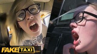 Tetkós Brit Alt-Modell Szemüvegben Keményen Megkúrva a Fake Taxi Autójában