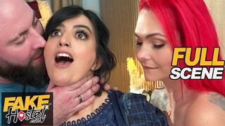 Fake Hostel kívánatos édeshármasban - Forró nevelő testvérek vad szexuális ébredése