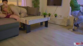 Mostohaanya leszopja a nevelő fia farkát és fenékbe döngetik a férje háta mögött