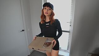 Bombázó diáklány futár megette a pizzámat és megbasztam a szűk punciját