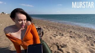 A ringyó felizgult az interaktív játéktól és szopott a strandon