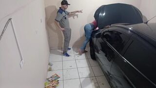 Csábos tinédzser örömlány a szerelőnél dug az alkalmazottal