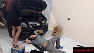 Autótulaj kishölgy rákívánt a szerelőjére!