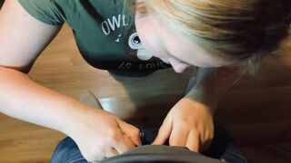 Ostoba céda szájába spriccel a kukac