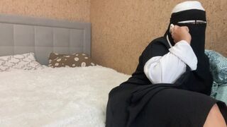 Arab házastárs telefonon beszél és a punciját simogatja az orgazmusig