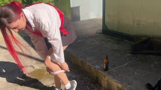 Rajtakaptam a szomszéd tinédzser lányát ivás közben és üveggel büntettem meg a popóját