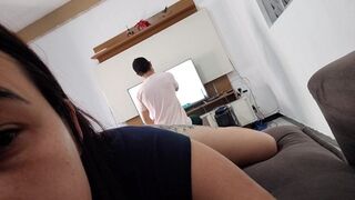 Szeretnék szeretkezni ezzel a szerelővel, mutatom neki a gigászi seggem, hátha bejön!
