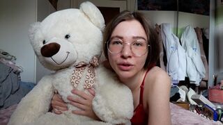 A legkrémesebb fiatal muff a bolygón reszel egy plüssmacival